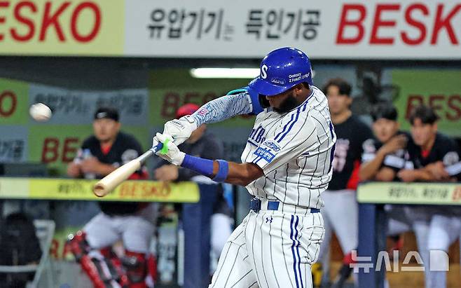 [대구=뉴시스] 이무열 기자 = 30일 대구 수성구 삼성라이온즈파크에서 열린 2025 신한 SOL 뱅크 KBO리그 KIA 타이거즈와 삼성 라이온즈의 경기, 1회말 1사 주자 1,3루 상황에서 삼성 디아즈가 스리런 홈런을 치고 있다. 2025.09.30. lmy@newsis.com