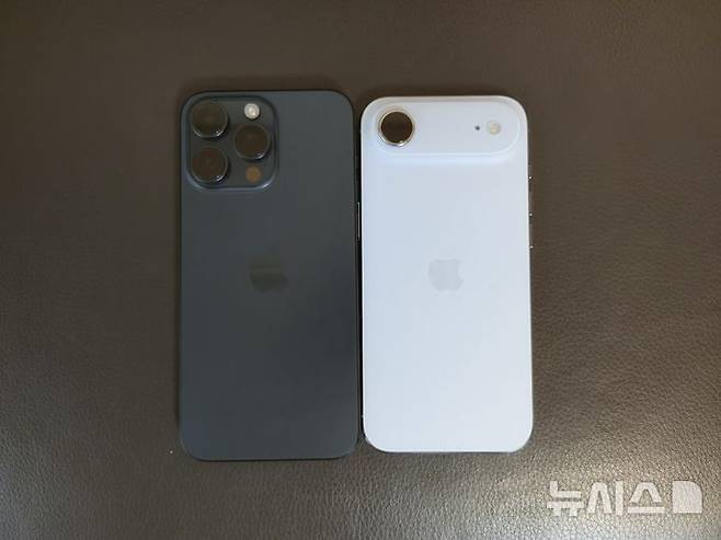 [서울=뉴시스]아이폰 에어(오른쪽)과 아이폰15 프로 맥스 외관 비교. 아이폰15 프로 맥스가 기존의 일반적인 아이폰들처럼 기기 상단 측면에만 카메라 섬이 있는 반면, 아이폰 에어는 후면 상단부 전체에 카메라 범프가 자리 잡아 배터리 외의 주요 부품을 모두 한곳에 탑재했다. (사진=윤현성 기자)