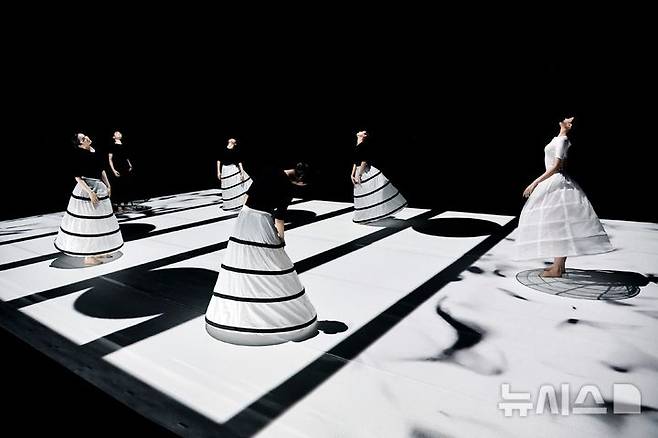 [서울=뉴시스]서울거리예술축제2025 기획제작 공연인 이루다 블랙토의 '서울의 울림 그리고 어울림'. 서울문화재단 제공