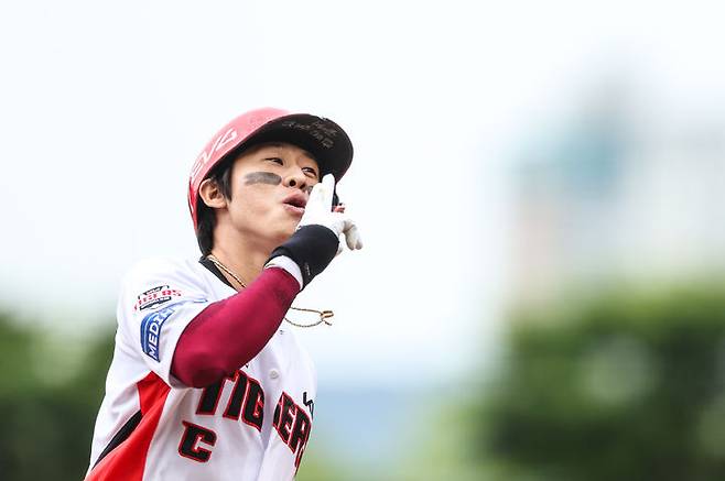 [서울=뉴시스] 프로야구 KIA 타이거즈 박찬호가 6일 광주-기아 챔피언스필드에서 열린 2025 신한 쏠뱅크 KBO리그 한화 이글스와의 경기 3회말 솔로홈런을 치고 있다. (사진=KIA 타이거즈 제공) 2025.06.06. *재판매 및 DB 금지