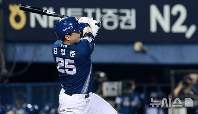 [서울=뉴시스] 이영환 기자 = 1일 오후 서울 송파구 잠실야구장에서 열린 2025 KBO 리그 NC 다이노스와 LG 트윈스의 경기, 4회초 1사 만루에서 NC 김형준이 2타점 안타를 날리고 있다. 2025.10.01. 20hwan@newsis.com