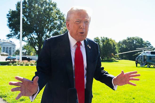 [워싱턴=AP/뉴시스] 미국 법원이 5일(현지 시간) 도널드 트럼프 행정부가 오리건주에 다른 주 병력을 포함한 일체의 주방위군을 투입하는 것을 일시 금지했다. 사진은 트럼프 대통령이 5일 미 해군 창설 250주년 기념식 참석을 위해 백악관을 떠나며 기자들과 대화하는 모습. 2025.10.05. photo@newsis.com