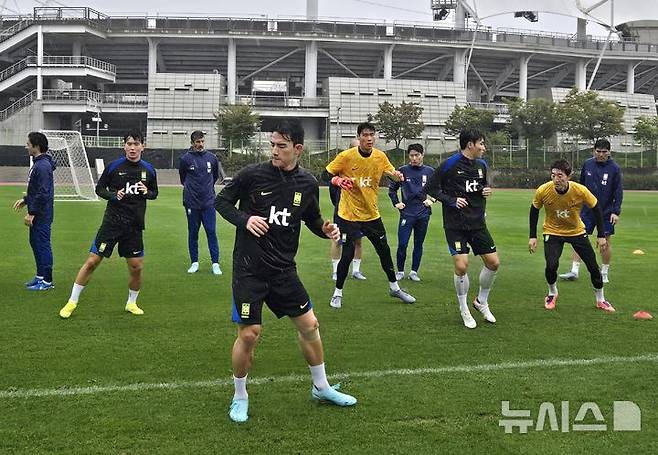 [고양=뉴시스] 하근수 기자= 홍명보 감독이 이끄는 축구 국가대표팀, 6일 오후 고양종합운동장 보조구장에서 첫 훈련 실시. 2025.10.06. photo@newsis.com