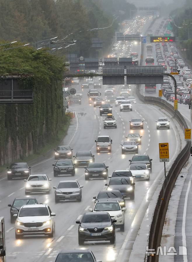 [서울=뉴시스] 황준선 기자 = 추석인 6일 오후 서울 서초구 경부고속도로 잠원IC 인근에 귀성 차량 행렬이 늘어나고 있다. 한국도로공사는 이날 전국 고속도로 교통량은 667만대로 예상했다. 지방에서 수도권으로 진입하는 차량은 48만대, 수도권에서 지방으로 빠져나가는 차량은 49만대로 예상했다. 서울 방향은 오전 7~8시 시작된 정체가 오후 4~5시 절정에 도달할 것으로 예측했다. 2025.10.06. hwang@newsis.com