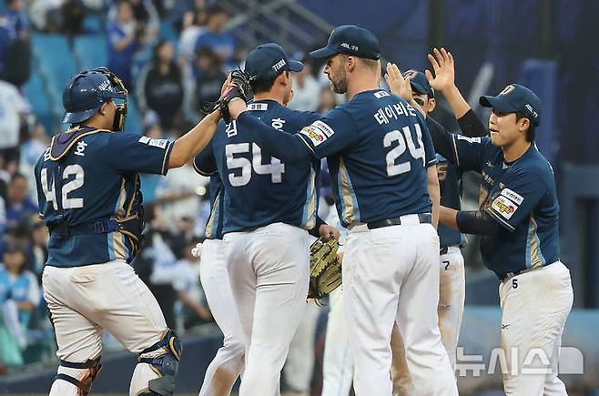 [대구=뉴시스] 이무열 기자 = 6일 대구 수성구 삼성라이온즈파크에서 열린 2025 신한 SOL 뱅크 KBO리그 와일드카드 1차전 NC 다이노스와 삼성 라이온즈의 경기, 4-1로 승리한 NC 선수들이 기뻐하고 있다. 2025.10.06. lmy@newsis.com
