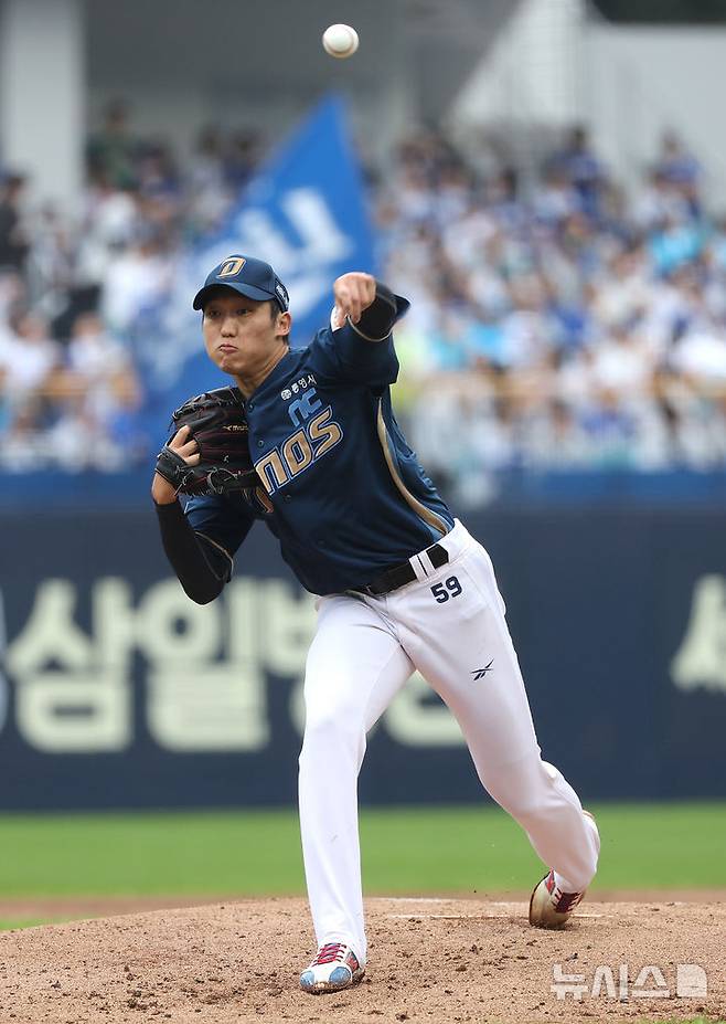 [대구=뉴시스] 이무열 기자 = 6일 대구 수성구 삼성라이온즈파크에서 열린 2025 신한 SOL 뱅크 KBO리그 와일드카드 1차전 NC 다이노스와 삼성 라이온즈의 경기, 1회말 NC 선발투수 구창모가 공을 던지고 있다. 2025.10.06. lmy@newsis.com