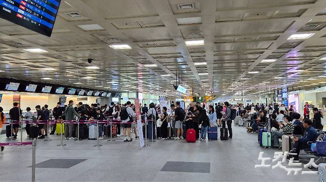 추석 당일인 6일 이른 아침부터 많은 승객들이 대구국제공항을 찾았다. 정진원 기자