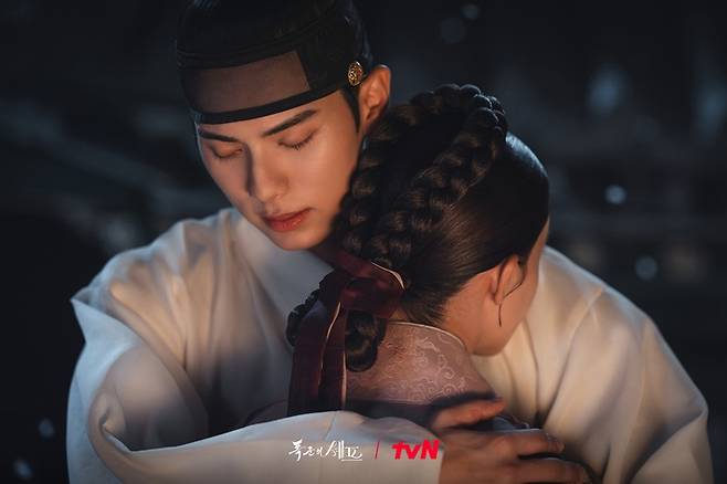 임윤아와 이채민이 공통적으로 꼽은 장면은 10화 엔딩 '나의 반려가 되어다오' 고백 장면이었다. tvN 제공