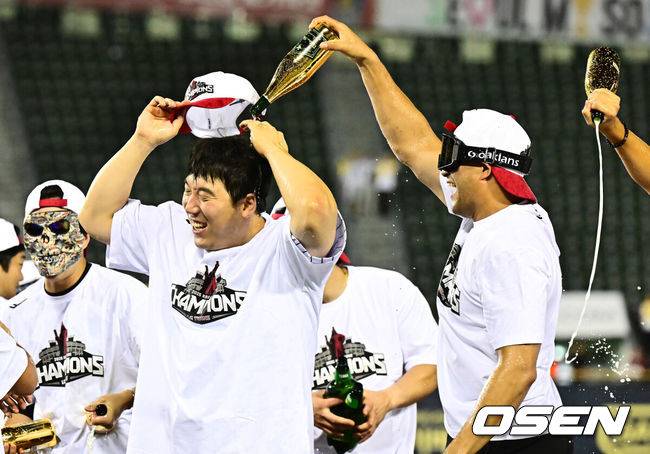 [OSEN=잠실, 지형준 기자] 프로야구 LG 트윈스가 극적으로 2025 정규시즌 우승을 차지했다. LG는 1일 서울 잠실구장에서 열린 2025 KBO리그 NC와 시즌 마지막 경기에서&nbsp;3-7로 패배했다.&nbsp;자력 우승이 물거품이 된 LG는 이날 SSG 랜더스가 한화 이글스에 극적인 끝내기 승리를 거두면서 우승을 확정했다.&nbsp;LG 김현수, 치리노스가 우승 세리머니를 하고 있다.  2025.10.01 /jpnews@osen.co.kr