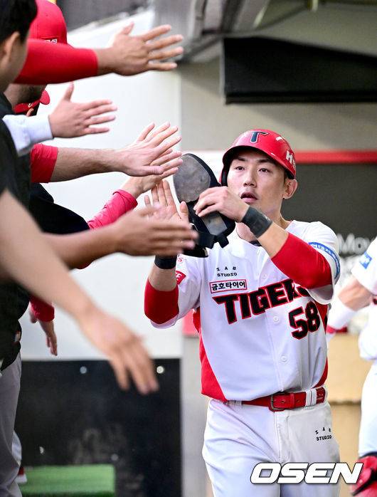 [OSEN=광주, 최규한 기자] 2일 오후 광주-KIA 챔피언스필드에서 ‘2024 신한 SOL Bank KBO리그’ KIA 타이거즈와 KT 위즈의 경기가 열렸다.이날 홈팀 KIA는 제임스 네일, 방문팀 KT는 엄상백을 선발로 내세운다.1회말 1사 만루 상황 KIA 최형우의 선제 1타점 희생플라이 때 홈을 밟은 서건창이 더그아웃 동료들과 인사를 나누고 있다. 2024.05.02 / dreamer@osen.co.kr