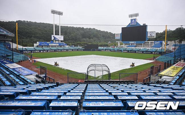 [OSEN=대구, 이석우 기자] 6일 대구 삼성라이온즈파크에서 2025 신한 SOL뱅크 KBO 와일드카드 결정전 삼성 라이온즈와 NC 다이노스의 경기가 열린다. 홈팀 삼성은 후라도가 방문팀 NC는 구창모가 선발 투수로 출전한다.대구 삼성라이온즈파크에 비가 내리고 있다. 2025.10.06 / foto0307@osen.co.kr