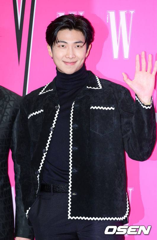 [OSEN=박준형 기자] 28일 오후 서울 포시즌스 호텔에서 제17회 유방암 인식 향상 캠페인 ‘Love Your W’ 이 진행됐다.BTS RM이 포즈를 취하고 있다. 2022.10.28  / soul1014@osen.co.kr