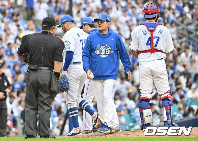 [OSEN=대구, 이석우 기자] 6일 대구 삼성라이온즈파크에서 2025 신한 SOL뱅크 KBO 와일드카드 결정전 삼성 라이온즈와 NC 다이노스의 경기가 열렸다. 홈팀 삼성은 후라도가 방문팀 NC는 구창모가 선발 투수로 출전했다.삼성 라이온즈 선발투수 후라도가 7회초 교체되고 있다. 2025.10.06 / foto0307@osen.co.kr