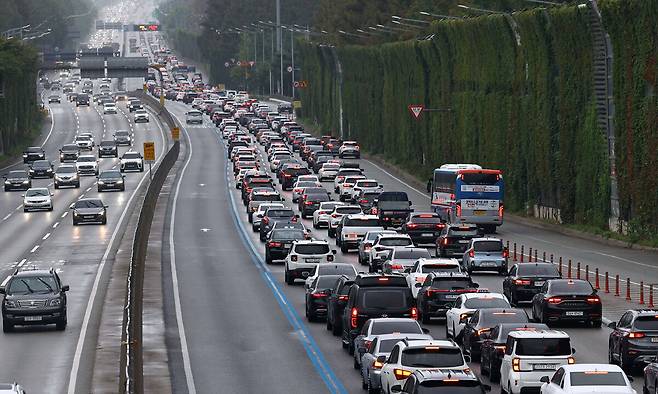 추석을 하루 앞둔 지난 5일 경부고속도로 잠원IC 하행선에 귀성길 차량 행렬이 꼬리에 꼬리를 물며 서행하고 있다.뉴시스