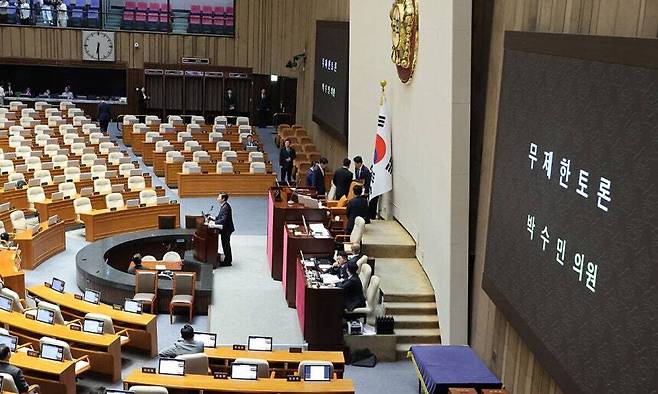 지난 9월 25일 국민의힘 박수민 의원이 국회 본회의에서 정부조직법 일부개정법률안에 대한 필리버스터(무제한 토론을 통한 합법적 의사진행 방해)를 하고 있다. 연합뉴스