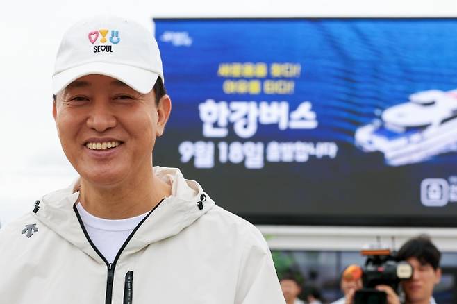 한강버스 정식 운항 기념 시승식 참석한 오세훈 서울시장 - 오세훈 서울시장이 한강버스가 정식 운항을 시작한 18일 서울 여의도 선착장에서 열린 한강버스 정식 운항 기념 시승식에 참석해 있다.  연합뉴스
