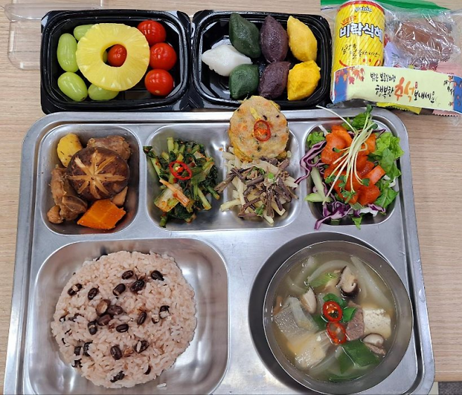 서울시는 추석 당일인 6일 추석 특식을 취약계층 어르신 3만 5000여명에게 전달했다. 서울시 제공