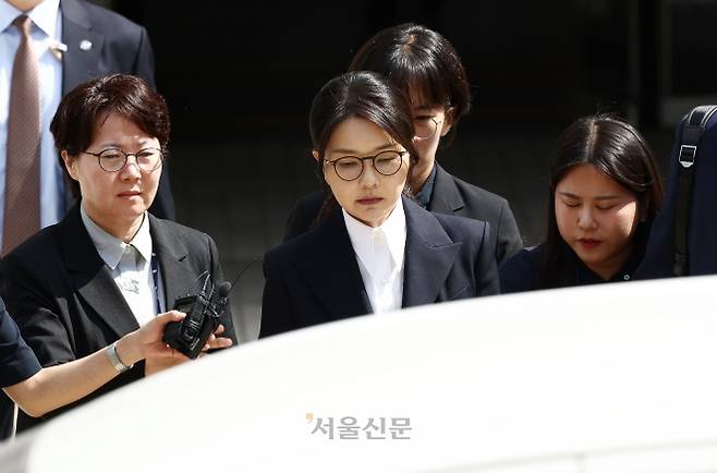 김건희 여사가 지난 8월 12일 서울 서초구 서울중앙지법에서 열린 구속 전 피의자 심문(영장실질심사)을 마치고 법원을 나서고 있다. 사진공동취재단