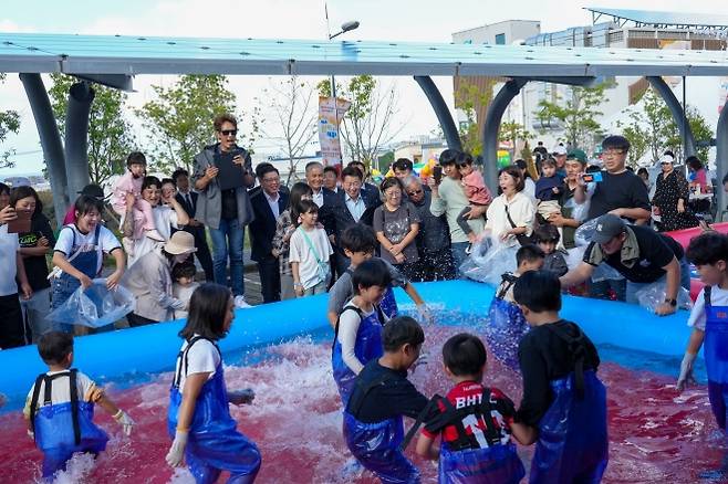 오는 17일부터 19일까지 제주어류양식수산업 협동조합 일대에서 ‘제8회 제주광어대축제’가 개최된다. 사진은 2024년 광어대축제 모습. 제주도 제공