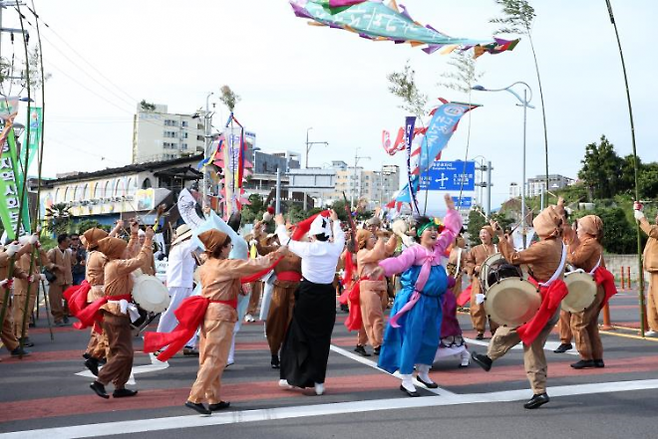 오는 17일부터 19일까지 서귀포 원도심 일원과 천지연폭포 주차장에서 ‘2025 문화의 달 행사’와 ‘제31회 서귀포칠십리축제’가 열린다. 사진은 거리 퍼레이드 모습. 서귀포시 제공