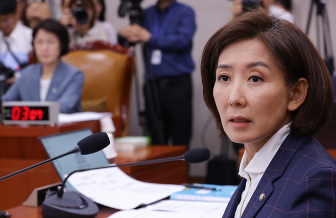 24일 서울 여의도 국회에서 열린 법제사법위원회 전체회의에서 국민의힘 나경원 의원이 무소속 최혁진 의원의 발언을 듣고 있다. 연합뉴스
