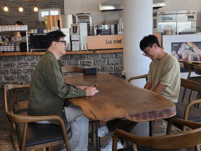 한동훈 전 대표가 경남 고성에 위치한 한 카페에서 펜션을 운영하는 청년 사업주로부터 사업 과정에서의 애로사항에 대해 듣고 있다. 사진 제공=한 전 대표 페이스북