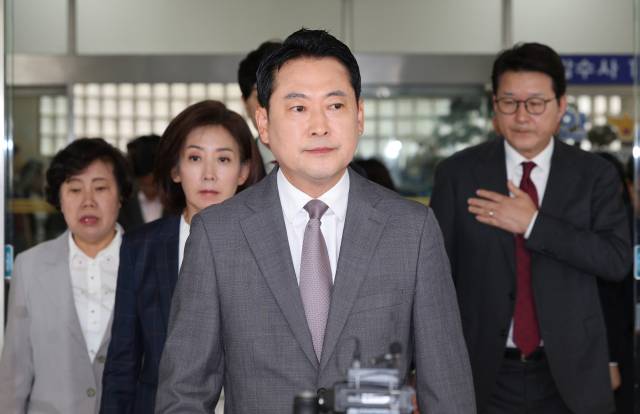 장동혁 국민의힘 대표, 나경원, 신동욱 의원 등이 3일 영등포경찰서에서 이진숙 전 방통위원장 체포 항의를 한 뒤 나오고 있다. 연합뉴스