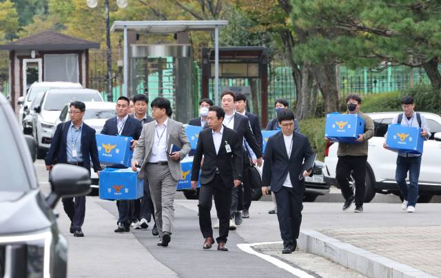 국가정보자원관리원 화재 원인을 수사 중인 경찰이 2일 오전 9시부터 대전 국정자원과 이번 화재와 관련된 대전지역 3개 업체 등 4개소에 대한 압수수색에 들어간 가운데 국정자원에서 압수수색을 마친 수사관들이 압수물품을 들고 이동하고 있다. 연합뉴스