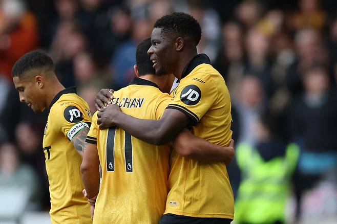 황희찬이 5일 브라이턴전에서 상대 자책골 이후 동료와 포옹하고 있다. 로이터연합뉴스