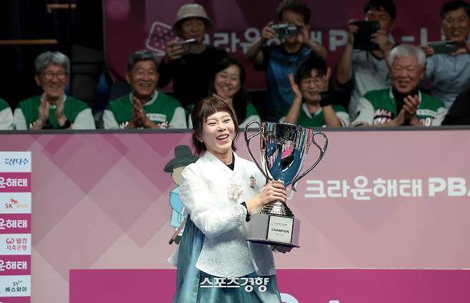 김가영은 5일 킨텍스 PBA 스타디움에서 열린 ‘크라운해태 PBA-LPBA 챔피언십’에서 열린 대회 결승에서 우승한 뒤 트로피를 들고 활짝 웃고 있다. PPBA 제공