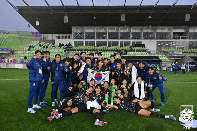 한국 U-20 축구대표팀이 4일 파나마를 꺾은 뒤 기념촬영을 하고 있다. 대한축구협회 제공