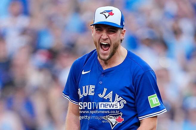 ▲ 토론토 신인 트레이 예세비지는 포스트시즌 데뷔전에서 5⅓이닝 무피안타 1볼넷 11탈삼진 무실점을 기록했다. 11탈삼진은 토론토 구단 포스트시즌 역사상 1경기 최다 신기록이다.