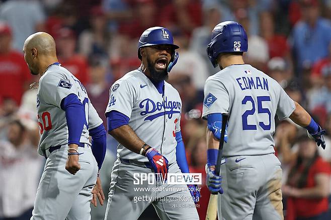 ▲ 역전 홈런에 기뻐하는 무키 베츠와 테오스카 에르난데스, 토미 에드먼(왼쪽부터).