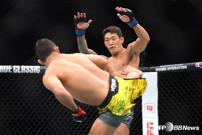 유주상(오른쪽)이 5일 UFC 320 경기에서 산토스의 공격에 조롱을 보이고 있다. /AFPBBNews=뉴스1