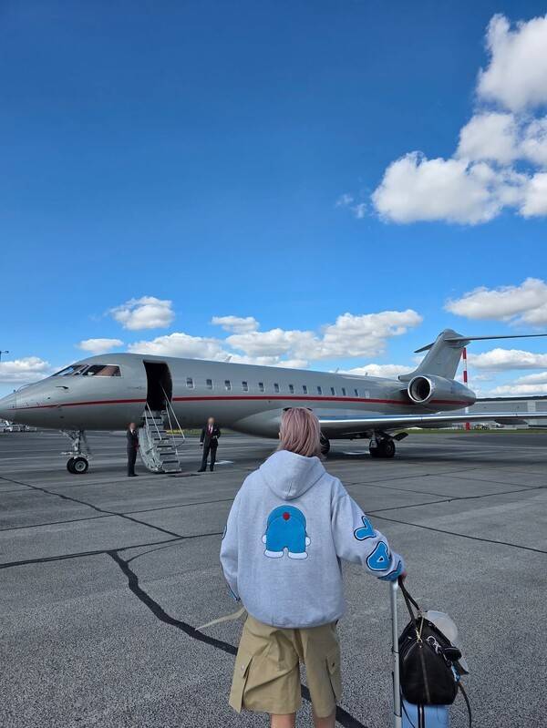 루이비통 전용기를 타는 필릭스. 사진=필릭스 인스타그램