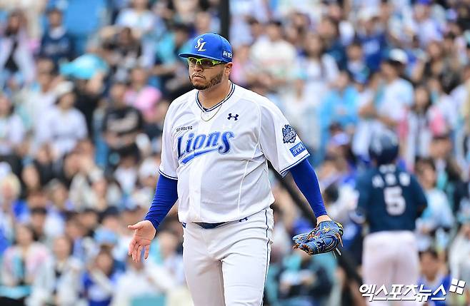6일 오후 대구삼성라이온즈파크에서 열린 '2025 신한 SOL Bank KBO 포스트시즌' NC 다이노스와 삼성 라이온즈의 와일드카드 1차전 경기, 4회초 1사 1루 삼성 선발투수 후라도가 NC 서호철을 병살타로 돌려세우며 이닝을 종료시킨 뒤 기뻐하고 있다. 대구, 박지영 기자