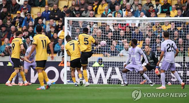 상대 자책골로 나온 울버햄프턴의 선제 득점 장면 [로이터=연합뉴스]