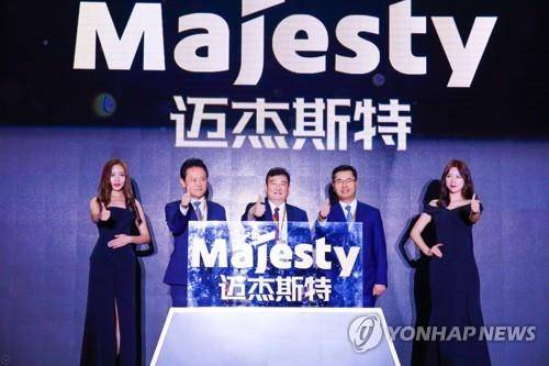 '2019 금호타이어 신제품 설명회' 2019년 6월 중국 난징에서 열린 신제품 설명회에서 더블스타그룹 차이융썬 회장(가운데)과 당시 금호타이어 임원들이 행사에 앞서 기념촬영을 하고 있다. [금호타이어 제공.재판매 및 DB 금지]