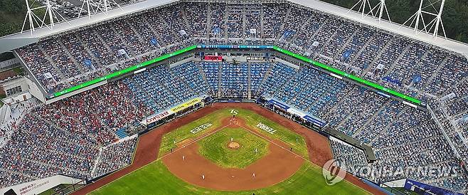 프로야구 관중 신기록…만원 이룬 '라팍' (대구=연합뉴스) 윤관식 기자 = 6일 한화 이글스와 삼성 라이온즈의 경기가 열린 대구 삼성라이온즈파크가 관중으로 만원을 이루고 있다.
    삼성 라이온즈는 전날까지 이번 시즌 홈 경기 누적 관중 140만 1천262명을 기록하며 프로야구 출범 이후 시즌 홈 최다 관중 신기록을 세웠다. 같은 날 KBO리그 전체 관중도 1천90만명을 넘으며 국내 프로 스포츠 단일 시즌 관중 신기록도 달성했다. 2025.9.6 psik@yna.co.kr