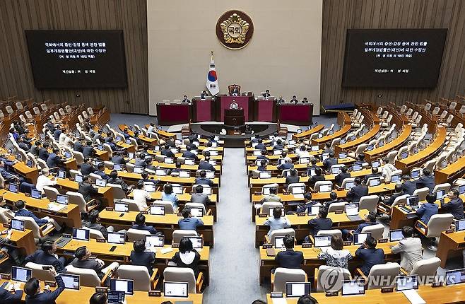 국회 증언·감정법 본회의 상정, 여야 다시 필리버스터 돌입 (서울=연합뉴스) 황광모 기자 = 28일 국회 본회의에 국회에서의 증언·감정 등에 관한 법률 일부개정법률안에 대한 수정안이 상정되어 제안설명을 하고 있다. 2025.9.28 hkmpooh@yna.co.kr