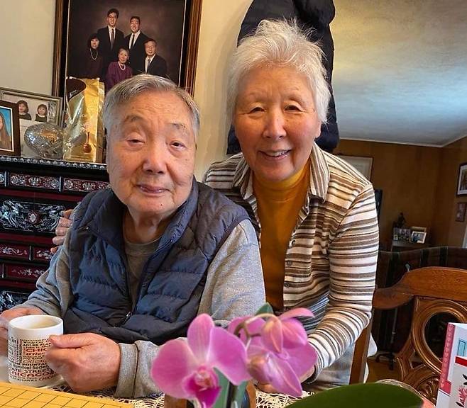 생전 고(故)이순원(왼쪽) 교수와 함께한 홍영자 씨. (서울=연합뉴스) 고(故)이순원 교수는 정치학 연구와 강의에 평생을 바쳤으며, 리하이밸리 한인회를 조직해 초대회장을 지내며 한인 이민자 공동체의 기반을 마련했다. [홍영자 씨 제공]
