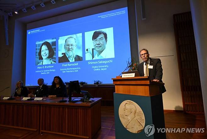 올해 노벨 생리의학상 수상자 발표하는 스웨덴 카롤린스카 연구소 [AFP=연합뉴스. 재판매 및 DB 금지]
