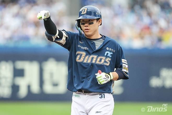 NC 최원준의 세리머니 (서울=연합뉴스) NC 최원준이 6일 대구 삼성라이온즈파크에서 열린 프로야구 삼성과의 와일드카드 결정 1차전에서 안타를 친 뒤, 세리머니를 하고 있다. [NC 다이노스 제공. 재판매 및 DB 금지]