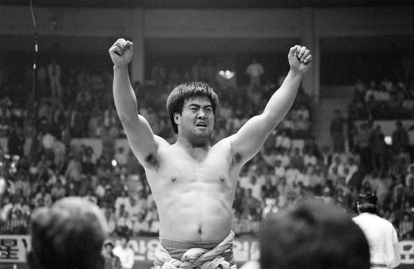 수원 실내체육관에서 열린 제15회 천하장사 씨름대회 결승전에서 이만기 선수(25.현대)가 장지영(25.일양약품) 선수에게 3:2로 역전승. 천하장사에 등극해 환호하고 있다. 1988.10.10 /연합뉴스 자료사진