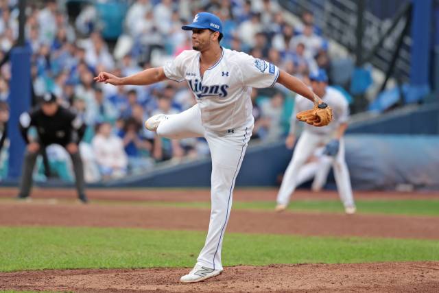 삼성 라이온즈의 헤르손 가라비토가 7일 대구에서 열린 프로야구 포스트시즌 와일드카드 결정전 2차전에 등판해 역투하고 있다. 삼성 제공