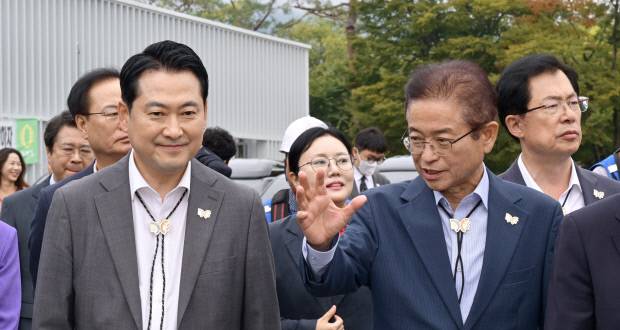 이철우(오른쪽) 경북도지사가 지난 4일 경주를 찾은 장동혁 국민의힘 당 대표와 함께 APEC 준비현장을 둘러복 있다. 사진=경북도 제공