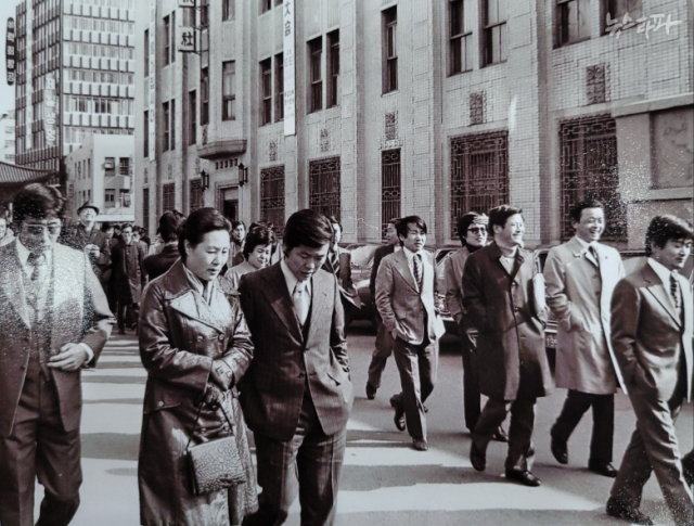 1975년 3월 동아일보에서 강제해직된 기자들은 매일 아침 동아일보 앞에서 침묵시위를 벌이고 신문회관으로 이동했다. 맨 오른쪽이 김민남 동아대 명예교수. 동아투위 제공