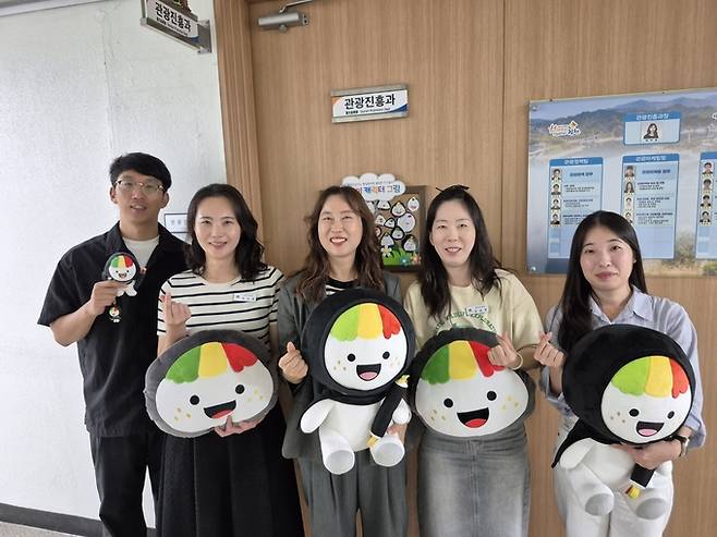 ▲ 김밥축제 상징물인 꼬달이를 들고 있는 관광마케팅팀 이봉근 팀장, 안유희씨, 박미정 과장, 김준영씨, 김보란씨.