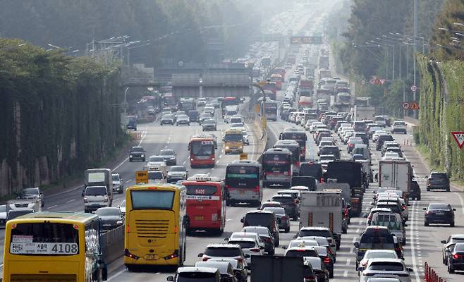 서울 서초구 잠원IC 인근 경부고속도로 하행선에서 차량이 정체를 빚고 있다.(사진=연합뉴스)