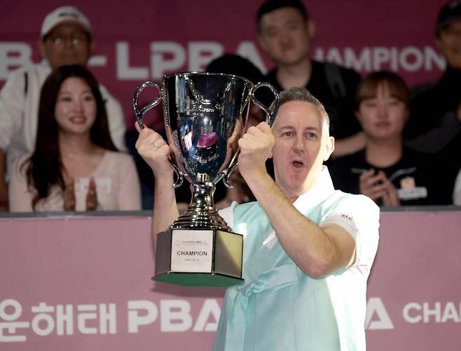 에디 레펀스가 우승 트로피를 들어올리며 기뻐하고 있다. 사진=PBA